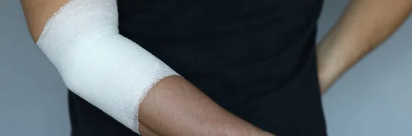 Mão masculina com bandagem elástica apertada no cotovelo closeup — Fotografia de Stock