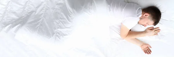 하얀 침대에서 자고 있는 젊은 코카서스 미녀 — 스톡 사진