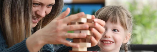 Dotter umgås med mamma — Stockfoto