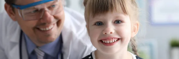 Усміхнений лікар з дитиною — стокове фото
