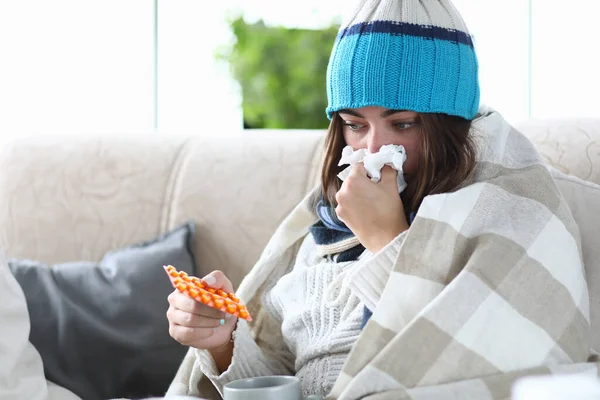 病気の女が薬を飲んで — ストック写真