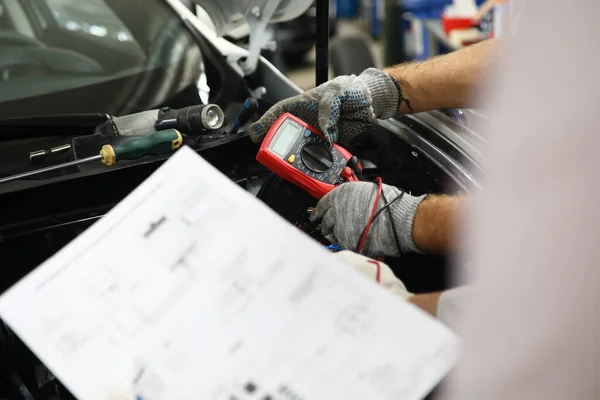 Service testing car, using special equipment. — Stock fotografie