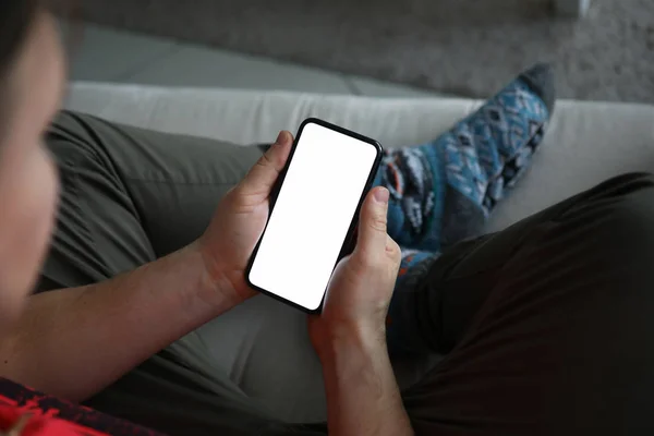 Mannelijke hand houden moderne smartphone met lege scereen — Stockfoto