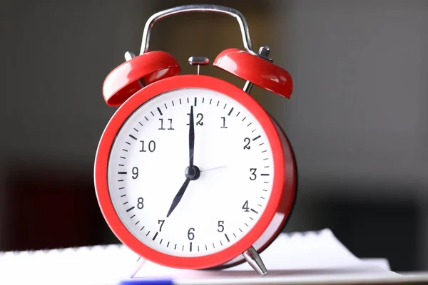 Close up table red alarm clock meeting deadlines — Stockfoto