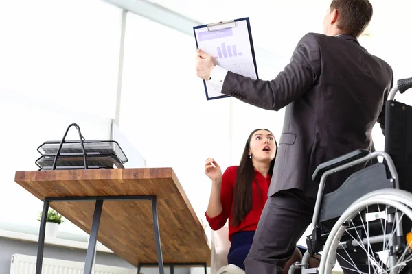 Чоловік у костюмі встав з інвалідного візка, дівчина в шоці — стокове фото
