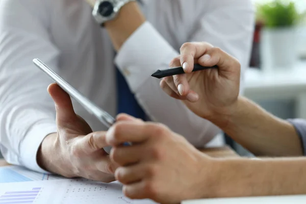 Men in workplace and sign an electronic document — Stockfoto