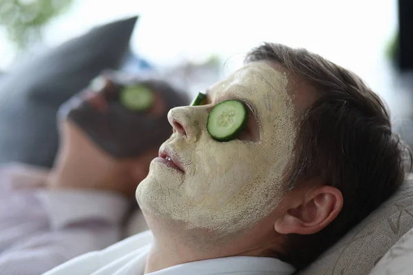 Men made clay facial cleansing mask in salon — ストック写真