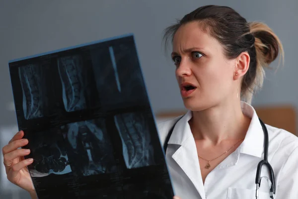 Therapist considering x-ray — Stockfoto