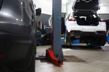 Bagajı açık beyaz bir araç.