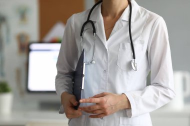 çocuk doktoru stetoskop ile