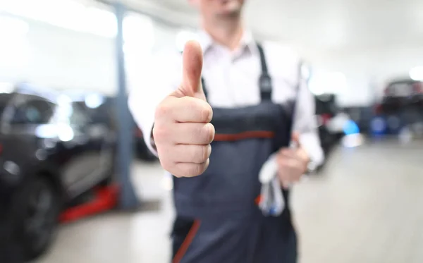 Männlicher Mechaniker repariert beschädigtes Auto — Stockfoto