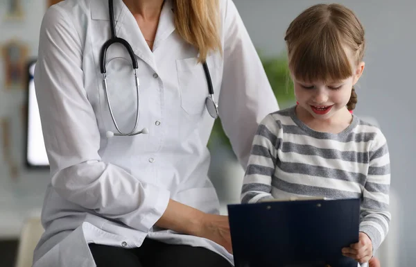 Çocukla iletişim kuran pediatrist — Stok fotoğraf