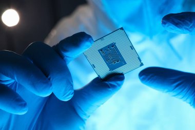 Eldivenli eller çip testini mikro elektronik aletleri tutuyor