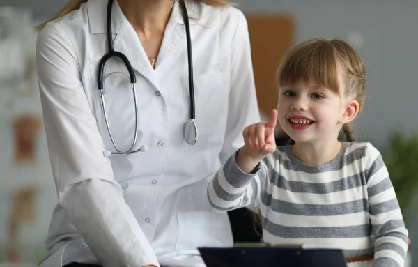 Lekarz i dziewczyna w gabinecie kliniki — Zdjęcie stockowe