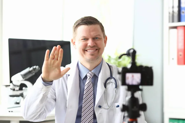 Мужчина-врач ведет видеоблог о своей рабочей клинике — стоковое фото