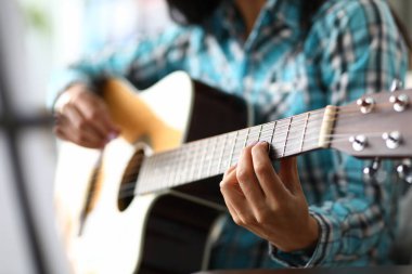 Gitar panosunda yetenekli müzisyen parmakları