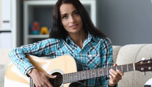 Menina bonita com guitarra acústica em suas mãos — Fotografia de Stock