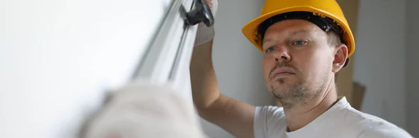 Inspector masculino en guantes protectores sostienen edificio —  Fotos de Stock