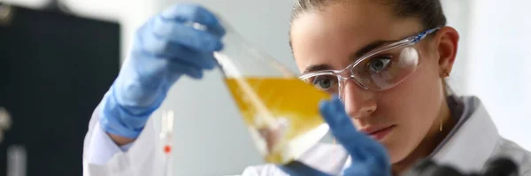 Bioquímica feminina analisando amostra — Fotografia de Stock