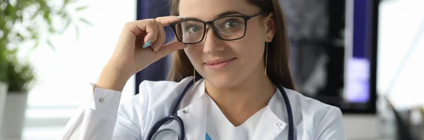 Mooie verpleegster in bril — Stockfoto