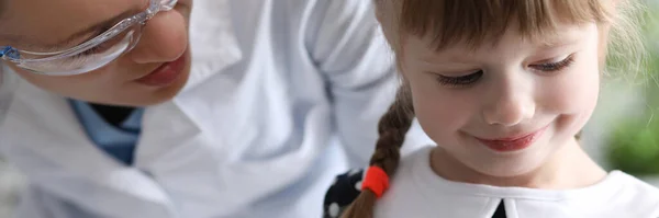 Niño pequeño con médico — Foto de Stock