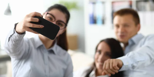 Girl takes selfie with colleagues office workplace — Stockfoto