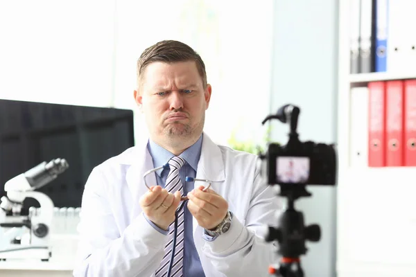 Doctor in front camera is surprised by stethoscope — Stockfoto