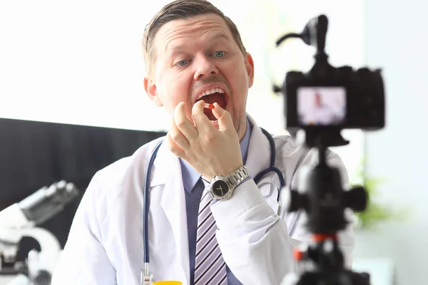 Doctor hace video blog sobre cómo las cápsulas de bebidas — Foto de Stock