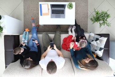 modern araçlar kullanan kişiler