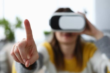 kız içeride eğleniyor