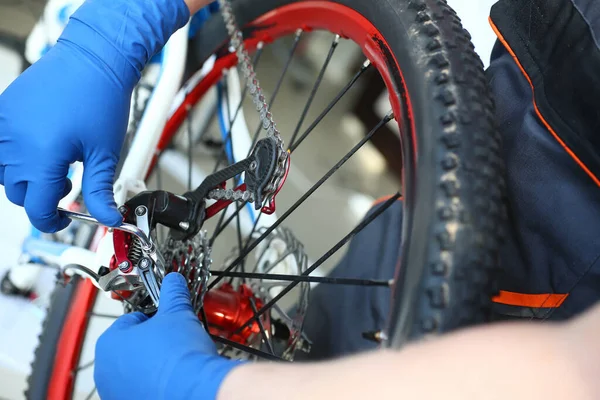 Rowerzysta naprawia velocipede — Zdjęcie stockowe