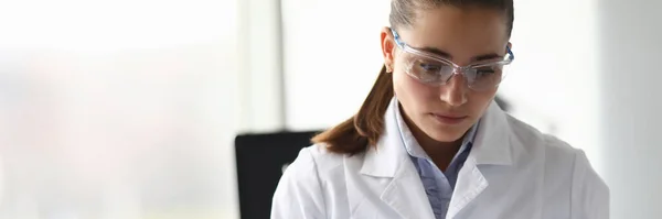 Fokuserad sammanfattning av kvinnliga forskare — Stockfoto