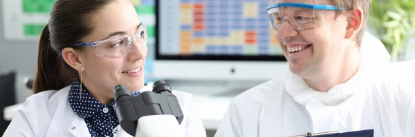 Trabalho em equipe divertido no laboratório moderno — Fotografia de Stock