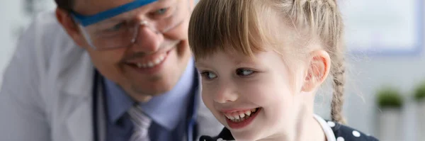 Miúdo sorridente com o doutor — Fotografia de Stock