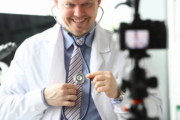 Χαμογελώντας γιατρός δείχνει να ακούει πνευμόνια στηθοσκόπιο — Φωτογραφία Αρχείου