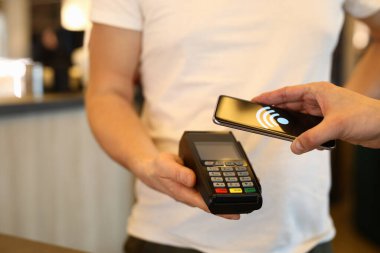 Müşteri faturasını cep telefonuyla ödüyor