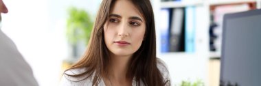 Bölüm başkanı rakiplerine bakarak ofiste önemli belgeler imzalıyor.