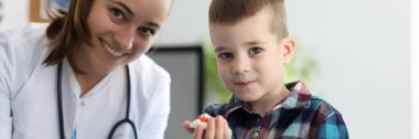 Klinikte doktorlu mutlu çocuk.