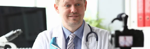 Homem sorridente médico — Fotografia de Stock
