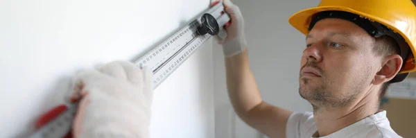 Trabajador haciendo pared recta — Foto de Stock