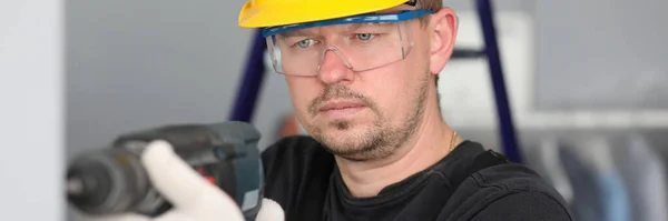 Trabajador con taladro en la habitación — Foto de Stock