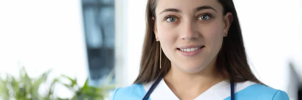 Médico bonito em vestido médico — Fotografia de Stock