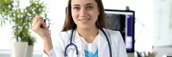 Gelukkige dokter vrouw in de kliniek — Stockfoto