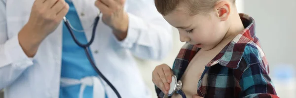 Klein kind in kliniek — Stockfoto