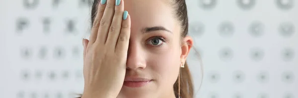 Lindo oculista feminino — Fotografia de Stock