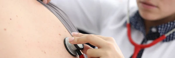 Nurse listening to breathing — Stock Photo, Image