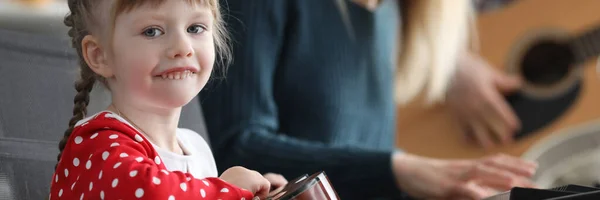 Divertido niño con mamá — Foto de Stock