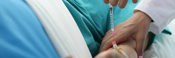 Homem doente a tomar medicamentos — Fotografia de Stock