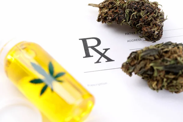 Patientenausweis und Cannabis-Präparate — Stockfoto