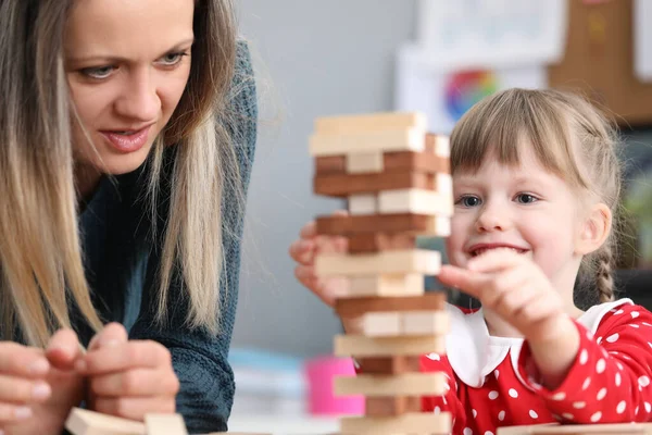 Mamma och dotter staplar block ovanpå varandra — Stockfoto